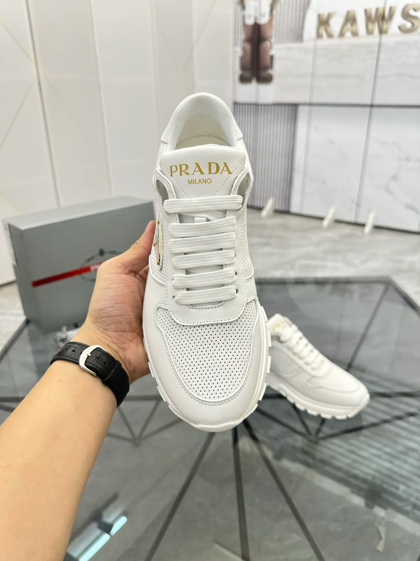 Men's shoes: 💰P580¥ High-end top quality Product trademark: Prada *"Prada*" low-top casual shoes Regular size: 38-45 (can be customized to 46) Product materials: imported first-layer cowhide for the upper, cowhide lining, cowhide feet, original outsole. Number: 832